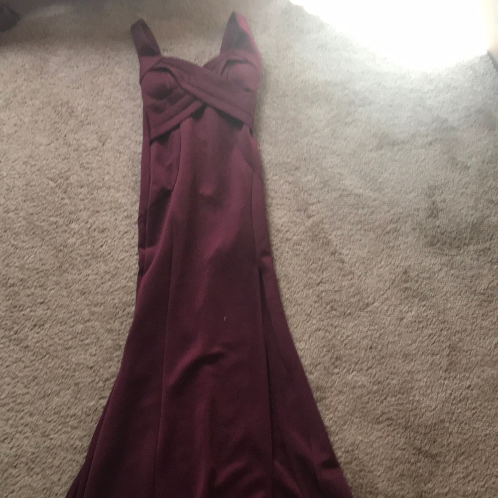 size xs long maroon dress with slit